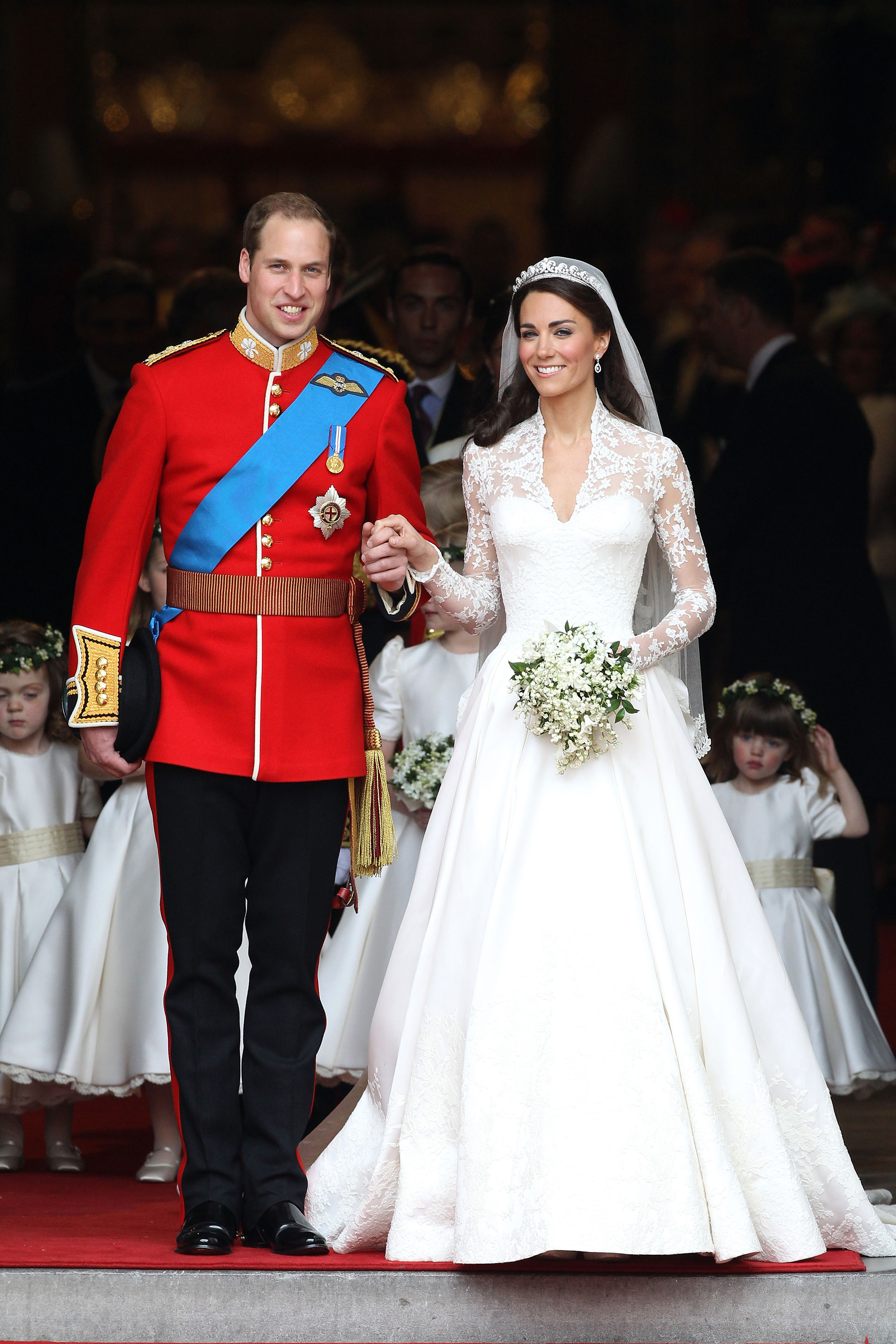 LONDON, ANGLIA - ÁPRILIS 29.: TRH Vilmos herceg, Cambridge hercege és Katalin, Cambridge hercegnője mosolyog a westminsteri apátságban 29. április 2011-én, Londonban, Angliában. A brit trón második felének házasságát Canterbury érseke vezette, és 1900 vendég vett részt, köztük külföldi királyi családtagok és államfők. Jókívánságok ezrei özönlöttek a világ minden tájáról Londonba, hogy szemtanúi legyenek a királyi esküvő látványának és pompájának. (Fotó: Chris Jackson/Getty Images)