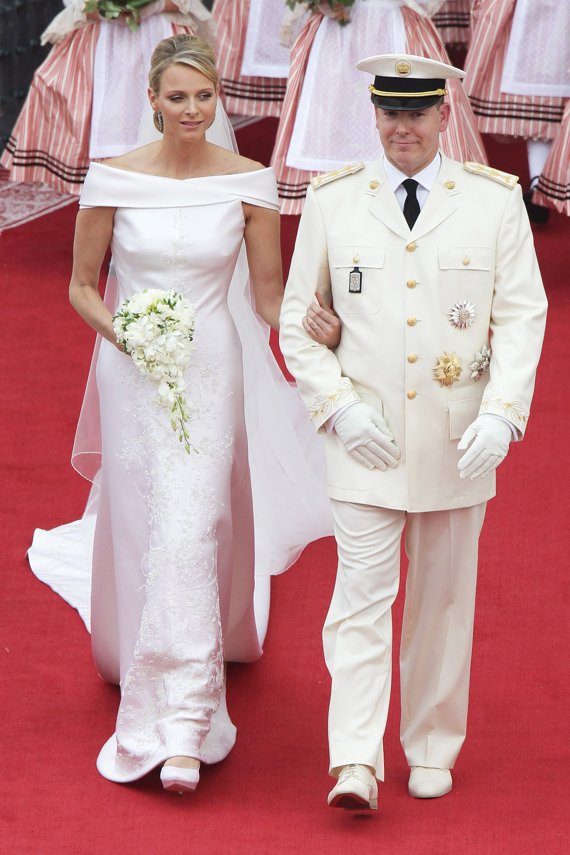 МОНАКО - 02 ЮЛИ: Принц Албер II от Монако и принцеса Шарлен от Монако напускат религиозната си сватбена церемония в главния двор на Княжеския дворец на 2 юли 2011 г. в Монако. Римо-католическата церемония следва гражданската сватба, която се проведе в тронната зала на Княжеския дворец в Монако на 1 юли. С брака си с държавния глава на Княжество Монако, Шарлийн Уитсток стана съпруга на принцеса на Монако и печели титлата принцеса Шарлийн от Монако. В продължение на няколко дни се провеждат тържества, включително концерти и фойерверки, на които присъства списък с гости от световни знаменитости и държавни глави. (Снимка от Andreas Rentz/Getty Images) *** Местен надпис *** Принц Албер II; принцеса Шарлийн