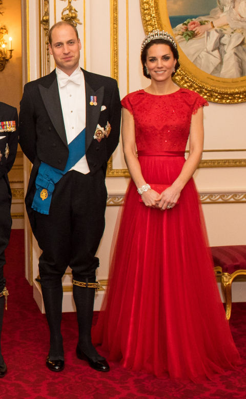 kate princess willaiam buckingham palace diplomatic knot tiara queen mary Elizabeth diamond tiara crown