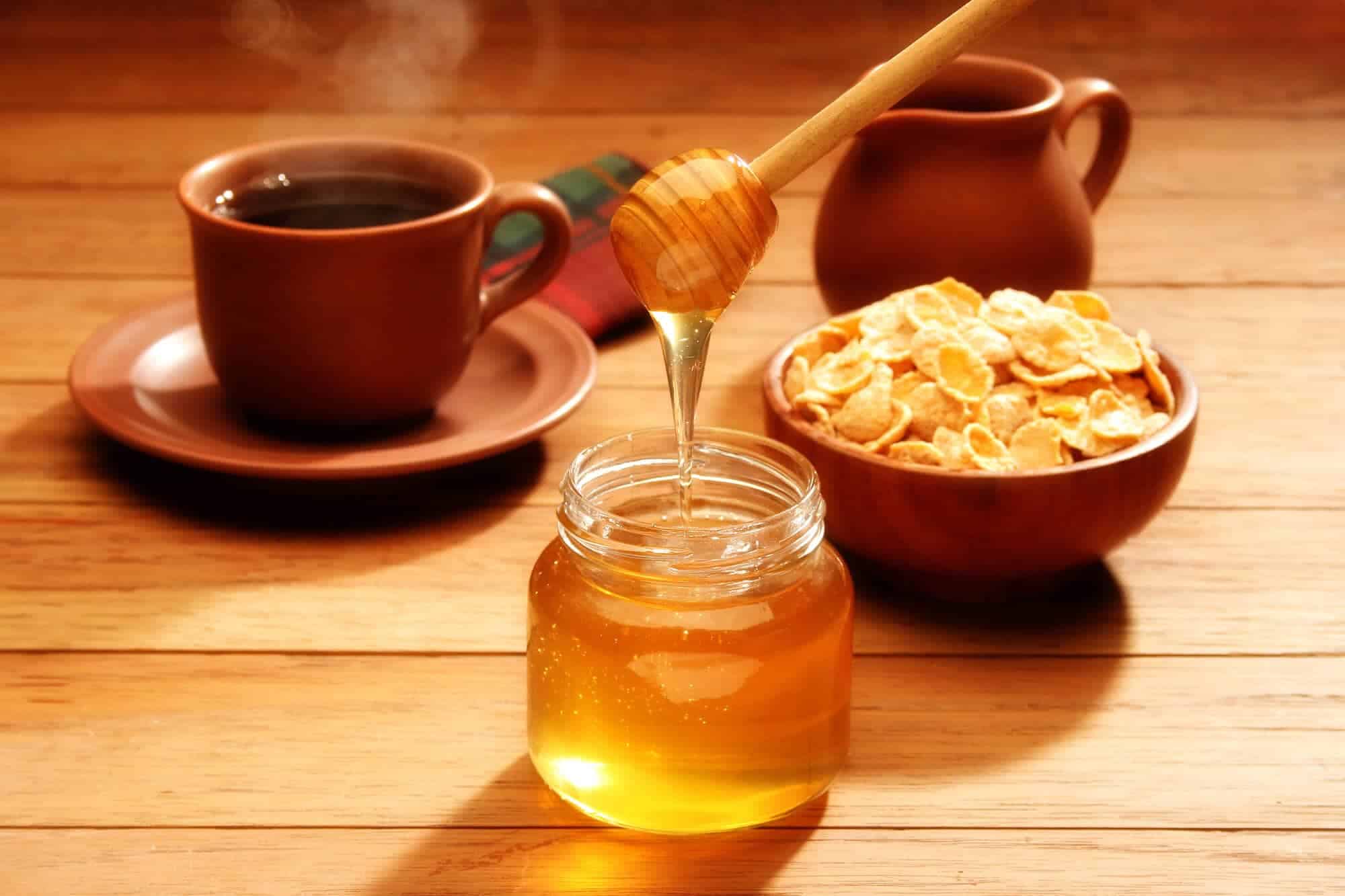 Мед и горячая вода. Чай с медом. Кофе с медом. Мед с чаем. Чашка кофе с мёдом.