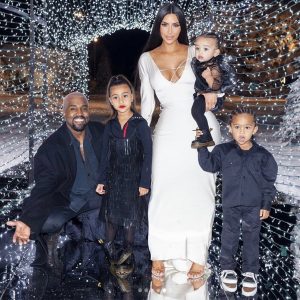 Foto di Natale della famiglia di Kim Kardashian Kanye West https://www.instagram.com/p/Br3l0Qynuwm/ Credito: Kim Kardashian West/Instagram