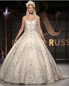 Bean na bainnse Ralph & Russo earrach-samhradh 2019 aig Seachdain Fasan Paris