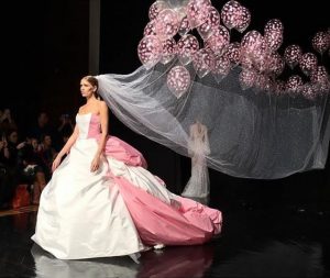 Celia Crizarrotti ၏ မင်္ဂလာဝတ်စုံနှင့် ဟီလီယမ်ပူဖောင်းများဖြင့် သူမကိုင်ဆောင်ထားသော ကုလားကာ