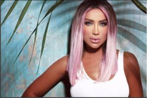 I capelli di Maya Diab in rosa