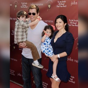 WEST HOLLYWOOD, CA - 13 MARS: Agent Patrick Whitesell (L), hans fru Lauren Sanchez och deras barn Evan och Ella anländer till John Varvatos 8:e årliga Stuart House Benefit på John Varvatos Boutique den 13 mars 2011 i West Hollywood, Kalifornien . (Foto av Kevin Winter/Getty Images)