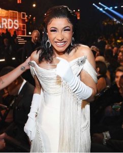 La rigardo de Cardi B al la Grammys Awards 2019 estas tiel stranga kaj malbona!!