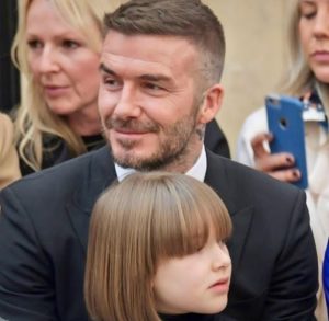 Mochine oa khatiso o lebala pontšo ea feshene ea Victoria Beckham, 'me leseli le teng ho David Beckham nakong ea pontšo