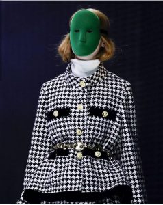 Accesorios extraños en la moda de Gucci durante la Semana de la Moda de Milán