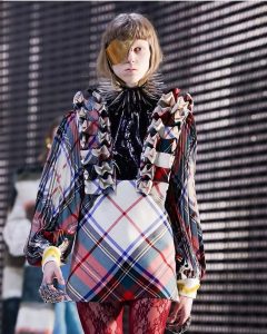 Accesorios extraños en la moda de Gucci durante la Semana de la Moda de Milán