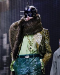 मिलान फॅशन वीकमध्ये गुच्ची फॅशनमधील विचित्र अॅक्सेसरीज