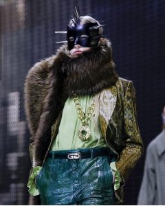 Странные аксессуары в моде Gucci во время недели моды в Милане