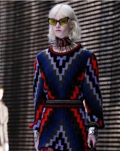 Konstiga accessoarer på Gucci-mode under Milanos modevecka