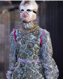 Acessórios estranhos na moda Gucci durante a Semana de Moda de Milão