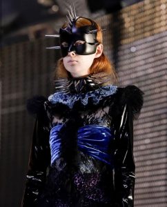 Accessori strani in a moda Gucci durante a settimana di a moda di Milano