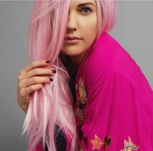 شعر مريم أوزلي باللون الزهري 