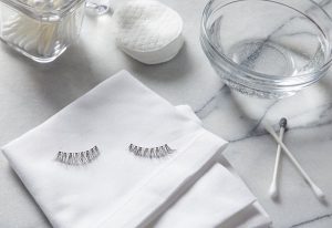 Cleaning false eyelashes