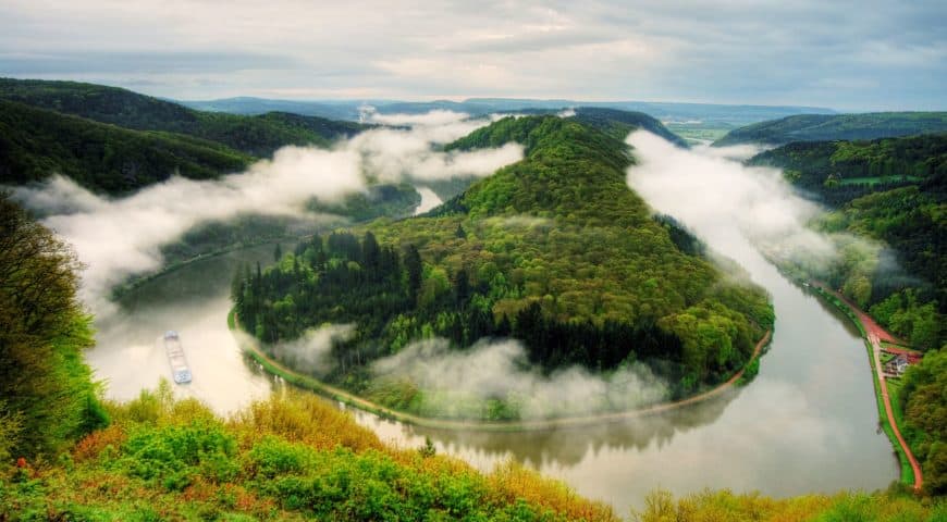 En flod koger i Amazonas regnskov