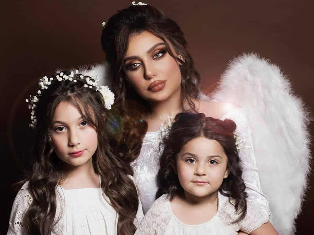 La hija de Haifa Wehbe, Zainab Fayyad, con sus dos hijas.