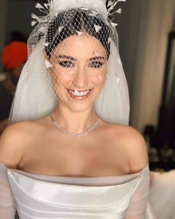 Hazal Kaya ing dina pernikahane