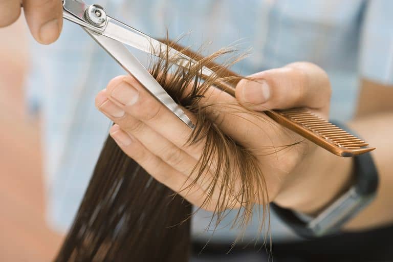 Strihanie vlasov nijako nezväčšuje dĺžku vlasov