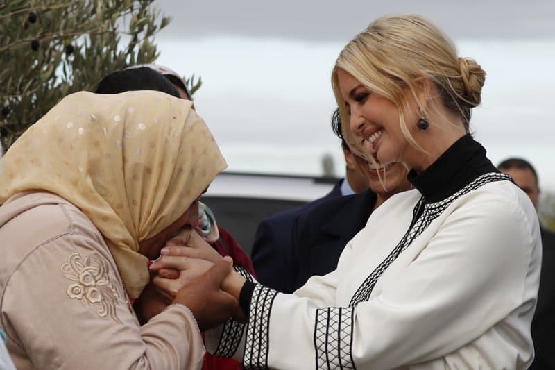 Una donna marocchina bacia la mano di Ivanka Trump in Marocco