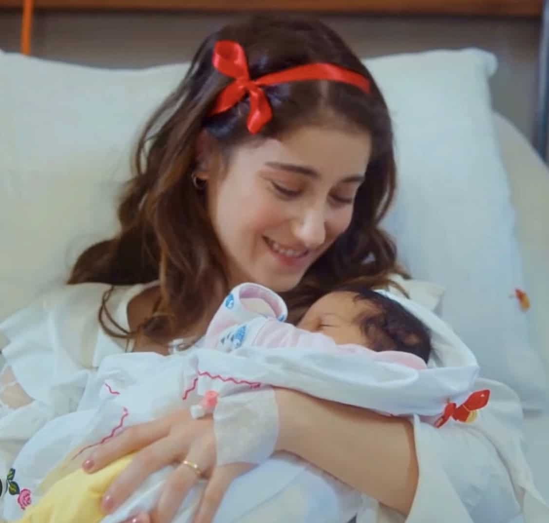 Hazal Kaya birinchi farzandi Fikret Alini kutmoqda