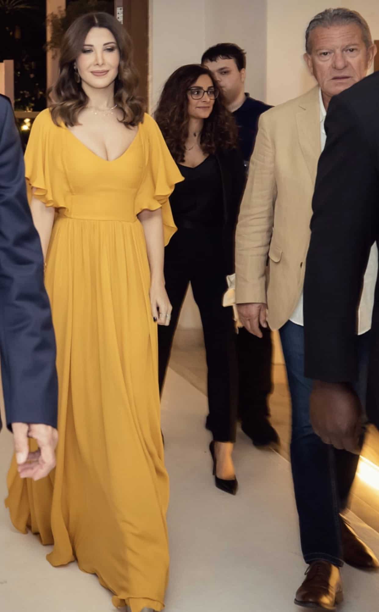 Nancy Ajram di Dubai bersinar dalam warna kuning