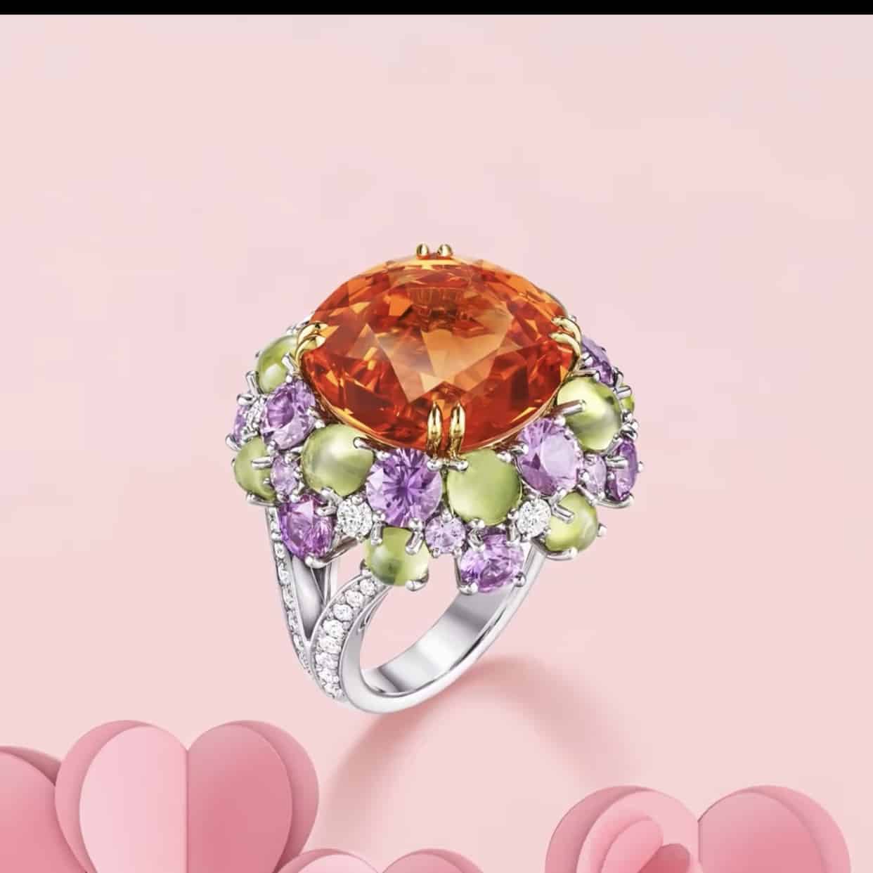 Es divertida, pero ama el lujo al extremo y no se conforma con ningún simple regalo, lo que esta mujer necesita es la nueva colección de piedras psicológicas de colores de Harry Winston que atrapará las miradas de todas las mujeres del mundo en cuanto tu amorcito se lo pone