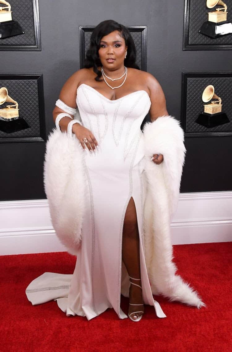 Lizzo nan yon rad Versace nan Grammys 2020 la