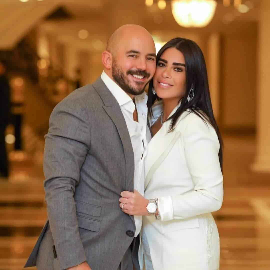 O contrato de casamento de Mahmoud Al-Aseeli e Omnia Abdel Moneim