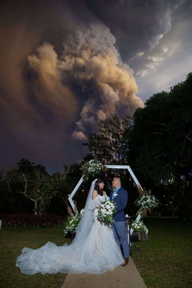 Bryllup under vulkanens utbrudd og skumle bilder
