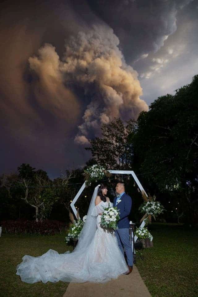 火山喷发下的婚礼和可怕的照片