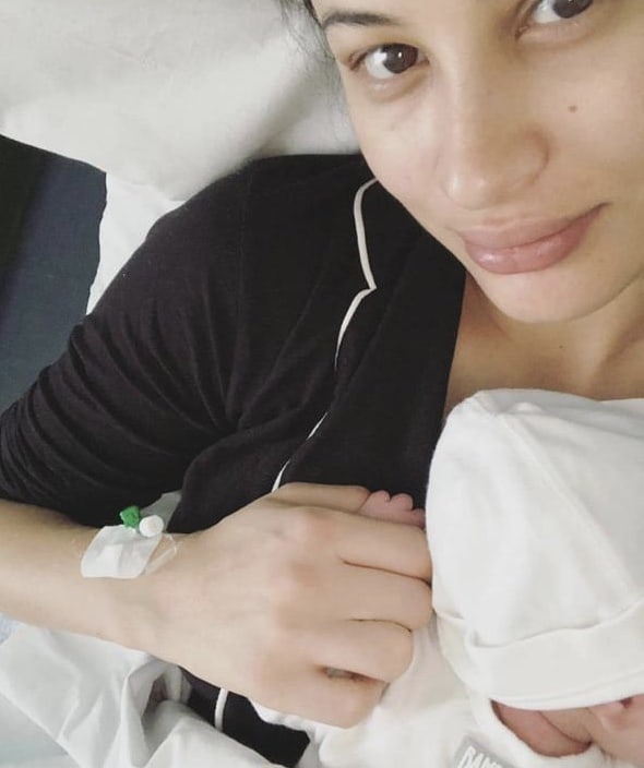 Reem Al-Saidi tervitab oma teist tütart Aya Sophiat
