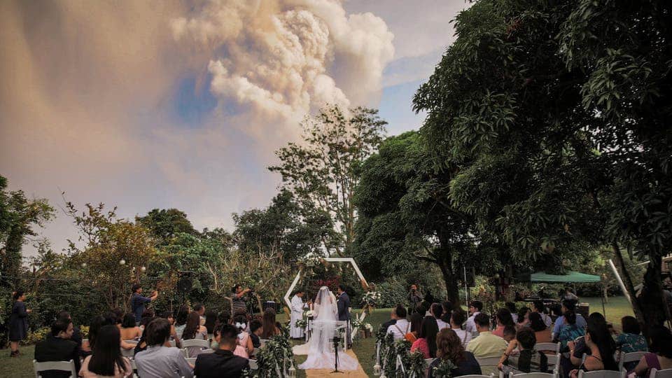 火山喷发下的婚礼和精彩的照片