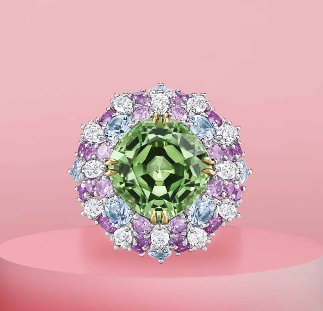 Es divertida, pero ama el lujo al extremo y no se conforma con ningún simple regalo, lo que esta mujer necesita es la nueva colección de piedras psicológicas de colores de Harry Winston que atrapará las miradas de todas las mujeres del mundo en cuanto tu amorcito Harry Winston lo lleva