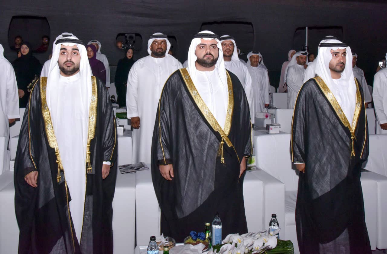Hans hátign Sheikh Mohammed bin Hamad Al Sharqi, krónprins af Fujairah, heiðrar sigurvegara Rashid bin Hamad Al Sharqi verðlaunanna fyrir sköpunargáfu.