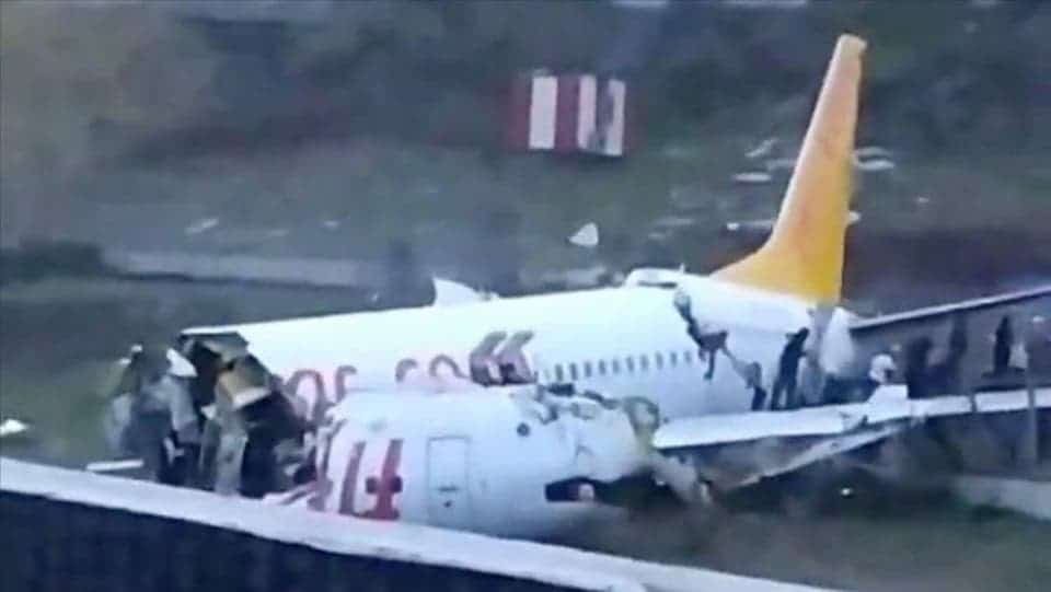 Fissione dell'aereo all'aeroporto Sabiha di Istanbul