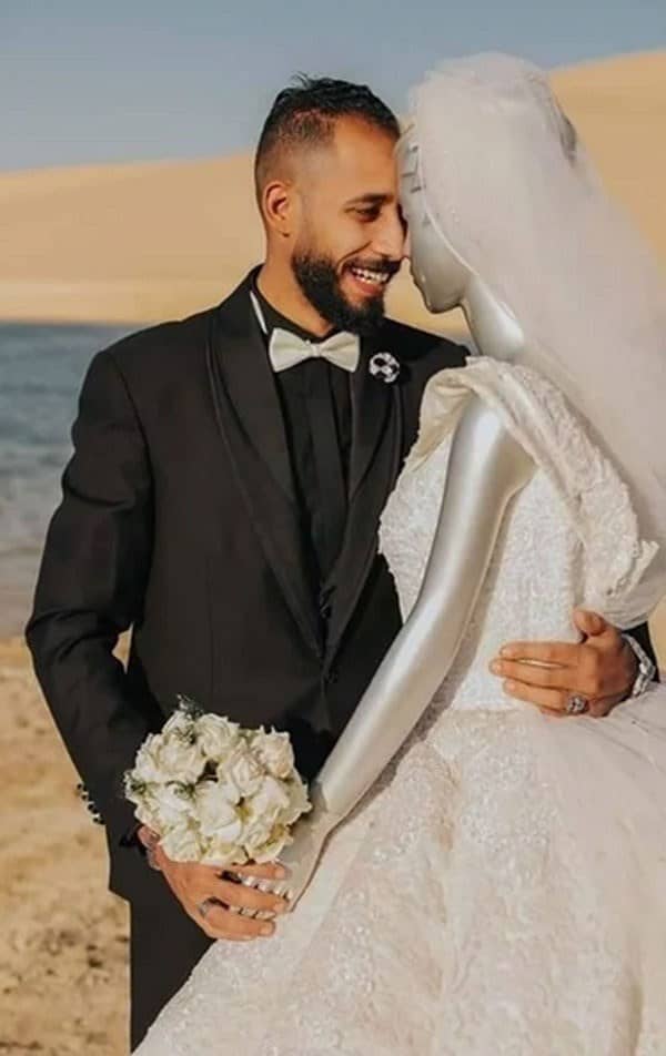 A groom replaces a bride with a mannequin