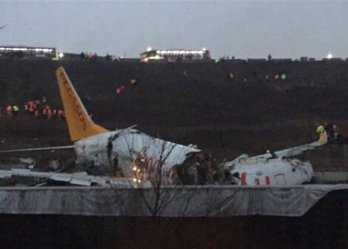 Pembelahan pesawat di Bandara Sabiha Istanbul