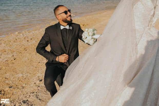 Ein Bräutigam ersetzt eine Braut durch eine Schaufensterpuppe