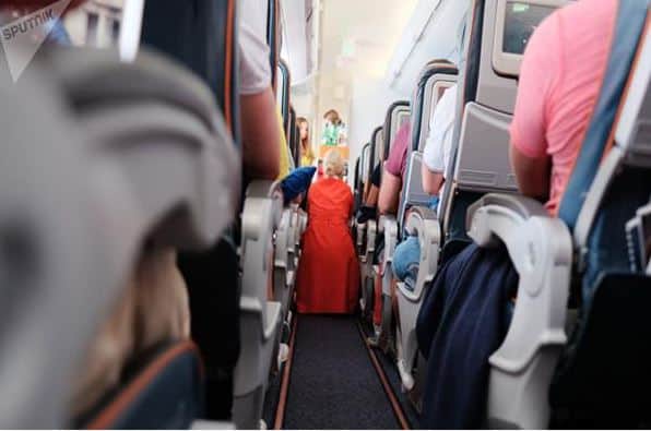 Пассажир открывает дверь самолета