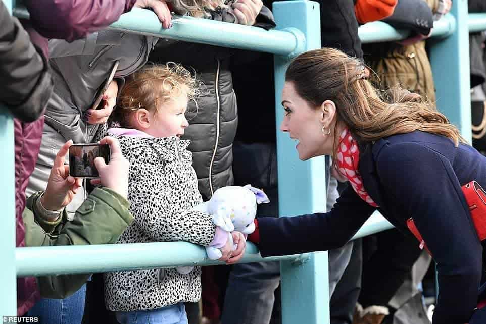 Kate Middleton decep un nen