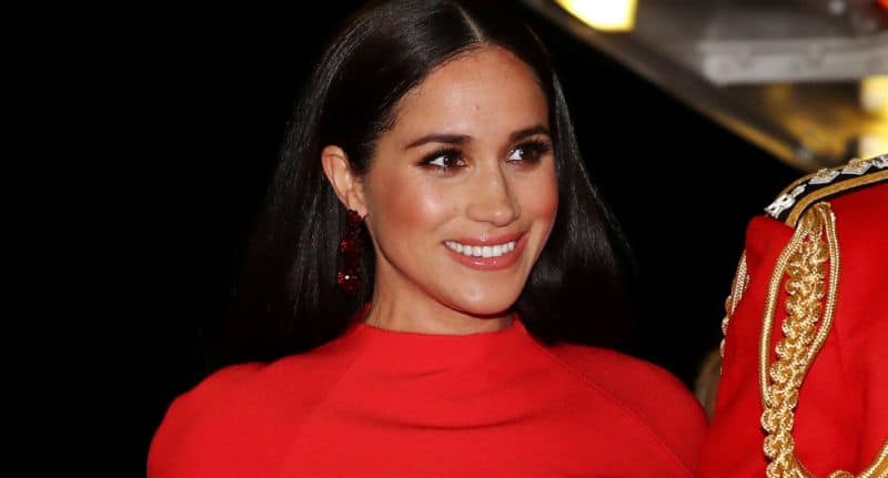 Meghan Markle cov hniav nyiaj hniav kub