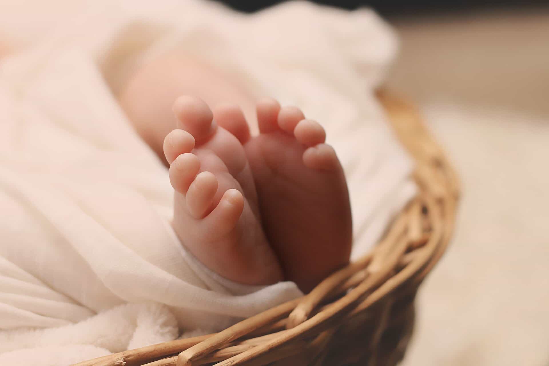 Une femme donne naissance à son fils dans la rue