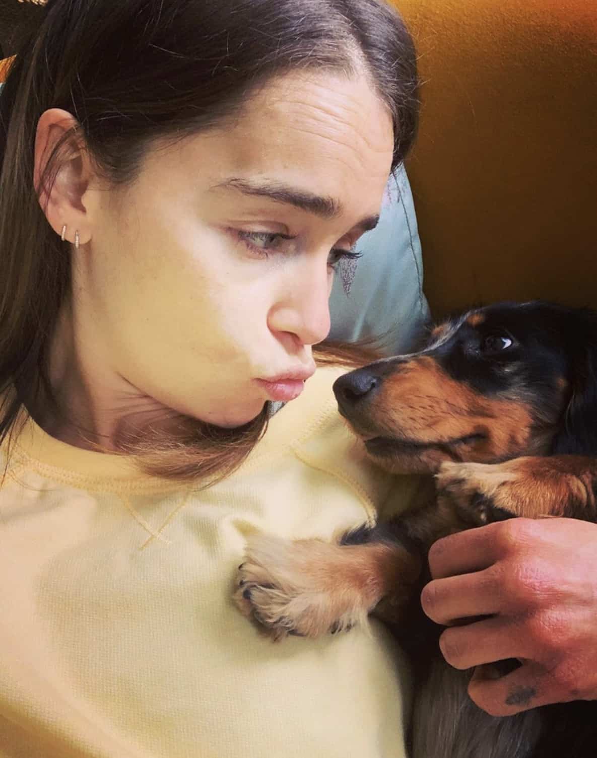 Emilia Clarke ialah anjing cinta