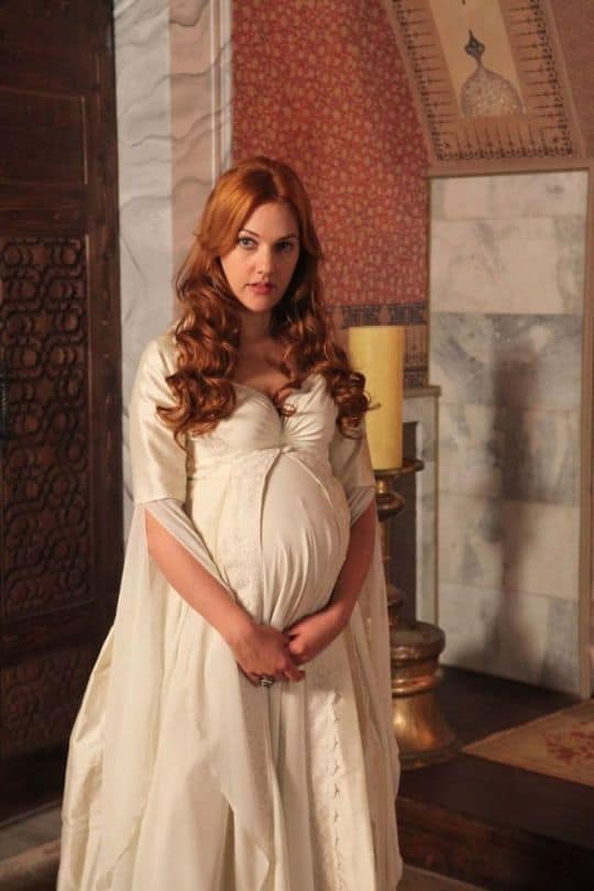 Meryem Uzerli đang mang thai