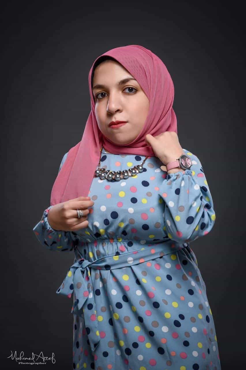 Nesma Yahya ist eine kleine Modedesignerin von kleiner Statur