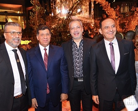 Ум Дарвиш, сирийския посланик в Египет, Амр Муса, бившият генерален секретар на Лигата на арабските държави, и Ясер Ел-Кади, бившият министър на комуникациите и информационните технологии. Сред бизнесмените, които участваха в церемонията, бяха Ахмед Ал-Сувайди, Камел Абу Али, Джамал Ал-Гархи, Ашраф Шиха, Ахмед Ал-Бустани, д-р Мухамад Ал-Шариф, председател на Комитета по изложби на Арабския съюз за международни изложения и конференции, д-р Мухамад Абд Ал-Салам, президент на Камарата на индустрията за готови облекла, и Халед Абу Ал-Макарем, президент на Съвета на химическите индустрии, Мохамед Уагди Карар, собственик на компании Maxim Holding, бизнесменът Самир Ареф и Уалид Хатаб. Редица лидери на банковата система и банки също участваха в церемонията, включително Мохамед Ел-Етреби, ръководител на Федерацията на египетските банки и председател на Съвета на директорите на Banque Misr, и Амр Ел-Ганайни, член на борда на директори на Международната търговска банка и ръководител на петгодишния комитет във Футболната асоциация. Международен адвокат и медийна фигура Халед Абу Бакр, Тарик Алам, Амр Ел-Лейти, Тамер Амин, адвокат Мохамед Хамуда, адвокат Тахер Ел-Кули и съпругата му, Халед Салах, председател и редактор на седмия ден, и неговата медийна съпруга Шерихан Абу Ел-Хасан също участва. Сред присъстващите художникът Хани Рамзи, художникът Мохамед Ал-Шаканчири и други художници и художници, както и модният дизайнер Хани Ал-Бехайри