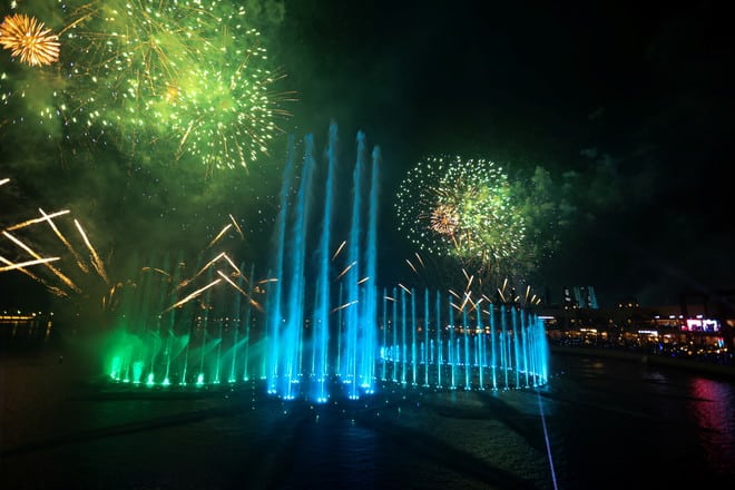 Riyadh - Safari Net, Dubai ha lanciato giovedì sera la "Fontana delle palme", ​​battendo il record per la fontana più grande del mondo, in un momento in cui l'emirato del Golfo cerca di rilanciare il settore turistico, gravemente colpito dall'emergente Corona virus . La Fontana delle Palme, che copre un'area di 14366 piedi quadrati, si trova in una zona commerciale di Palm Jumeirah, l'isola artificiale dell'emirato, secondo i francesi. Residenti e turisti, che indossavano maschere per prevenire il virus, si sono riuniti per guardare l'acqua della fontana danzante cambiare i suoi colori al ritmo della musica. "Siamo lieti di vedere la Fontana delle Palme battere il titolo di fontana più grande", ha dichiarato Shadi Gad, direttore del marketing per il Guinness World Records in Medio Oriente, aggiungendo: "Questa fontana è un esempio di un altro punto di riferimento di Le conquiste architettoniche di Dubai". Nota per i suoi grattacieli, Dubai detiene numerosi record, tra cui il Burj Khalifa più alto del mondo, a 828 metri, e l'auto della polizia Bugatti Veyron più veloce. La città, che attrae milioni di turisti, ha una delle fontane più grandi del mondo vicino alla famosa torre. La nuova fontana brilla con le luci di 3 luci e lancia l'acqua a un'altezza di 105 metri, secondo una dichiarazione rilasciata dagli organizzatori dell'evento di lancio. E il mese scorso, l'artista britannica Sasha Jeffrey a Dubai ha anche battuto il record per il dipinto più grande con un'area di 1595 metri quadrati, secondo il Guinness dei primati. Il 44enne ha detto che spera di raccogliere 30 milioni di dollari per finanziare iniziative sanitarie e educative per i bambini nelle regioni povere del mondo. Dubai, che ha l'economia più diversificata nella regione ricca di petrolio del Golfo, è stata duramente colpita dalle misure di protezione contro l'emergente corona virus. Il suo prodotto interno lordo si è ridotto del 3,5 per cento nel primo trimestre dopo due anni di crescita modesta. Il turismo è stato a lungo un pilastro per l'emirato, che ha ricevuto più di 16 milioni di visitatori l'anno scorso. Prima che la pandemia interrompesse i viaggi globali, l'obiettivo era raggiungere i 20 milioni quest'anno. Dubai è in gran parte aperta agli affari e al turismo, ma nelle ultime settimane i tassi di infezione da virus sono aumentati notevolmente negli Emirati Arabi Uniti.