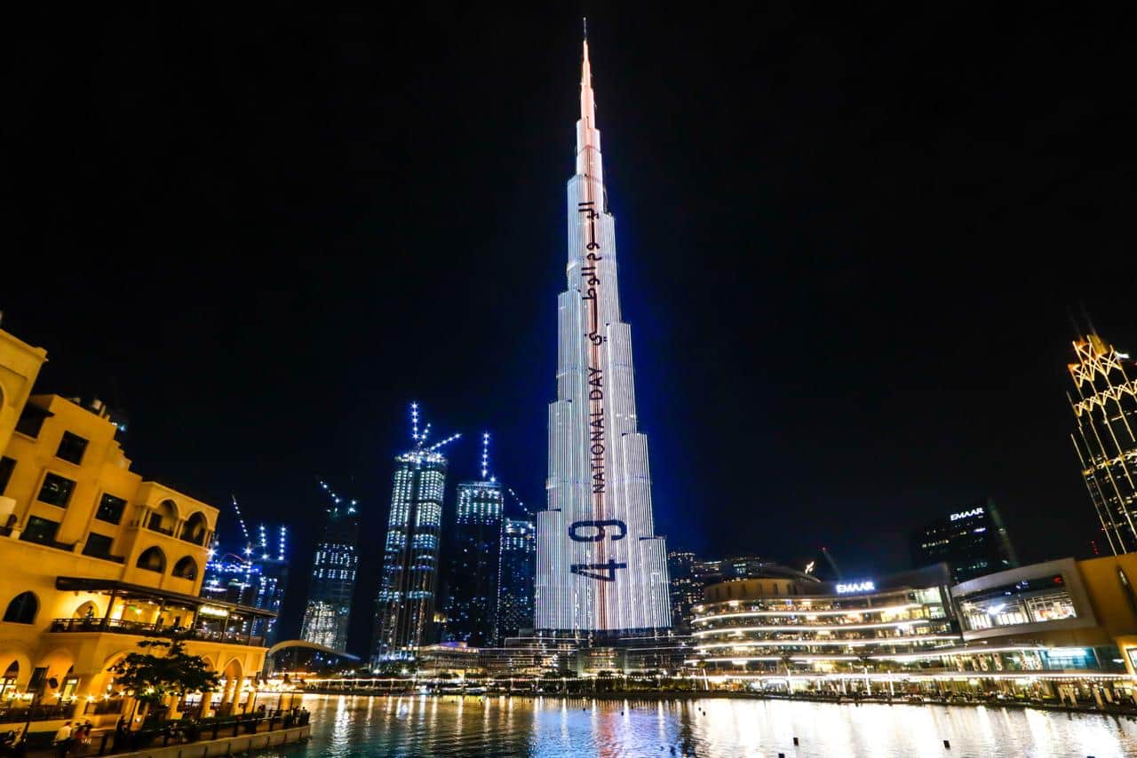 أشهر معالم الدولة تشارك في احتفالات اليوم الوطني 49 لدولة الإمارات